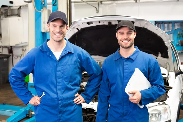 Team av mekanik ler mot kameran — Stockfoto