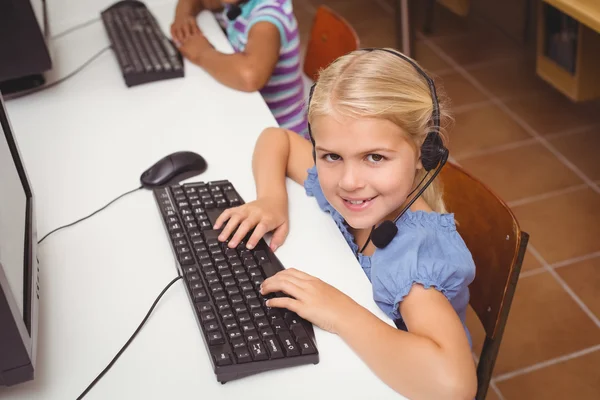 Schattig leerlingen in computer klas — Stockfoto