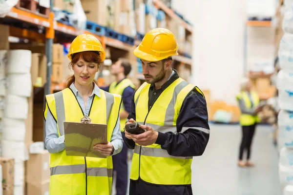 Warehouse manager talking with worker — Stock Photo, Image