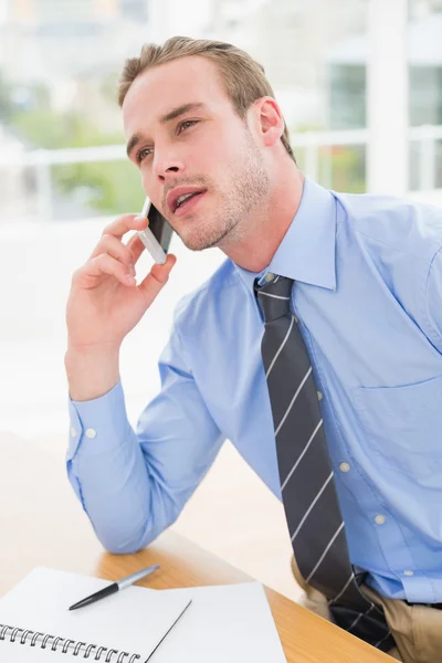 Uppmärksamt affärsman talar på telefon — Stockfoto