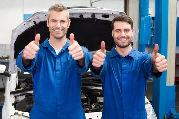 Team of mechanics smiling at camera — Stock Photo, Image