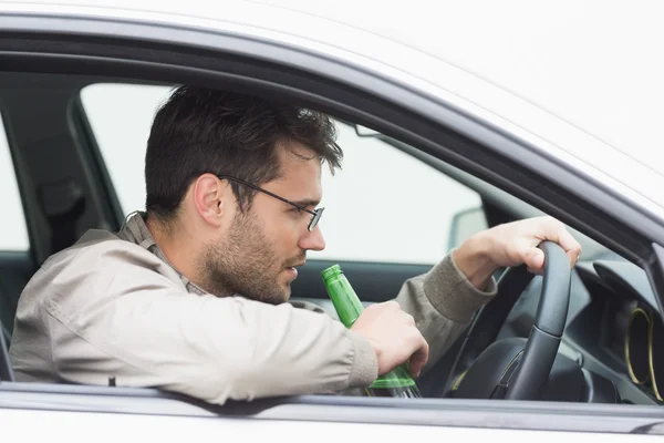 Az ember sört iszik vezetés közben — Stock Fotó