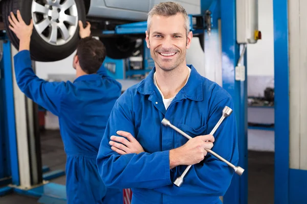 Mechanic smiling at the camera — Stock Photo, Image