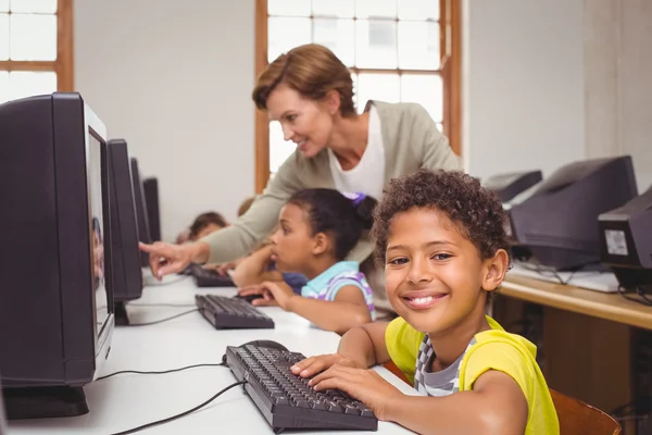 Söta elev i datorn klass ler mot kameran — Stockfoto