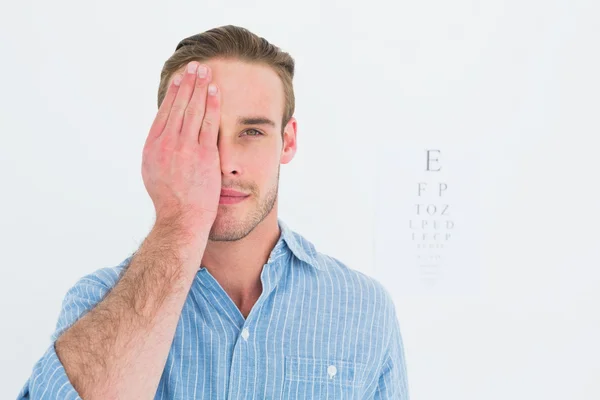 Paciente no sonriente mirando a la cámara con un ojo — Foto de Stock