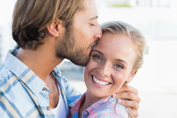 Aantrekkelijke paar staande en knuffelen — Stockfoto