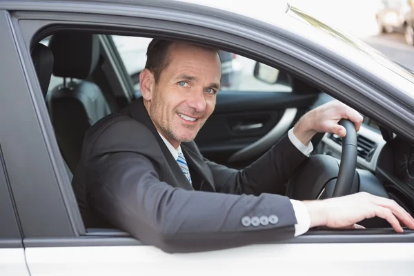Счастливый бизнесмен на водительском сидении — стоковое фото