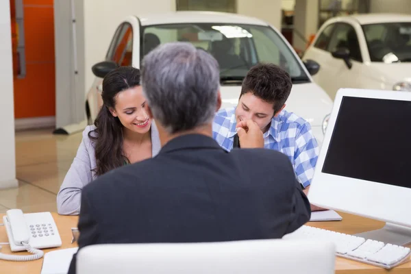 Coppia sorridente firma un contratto — Foto Stock