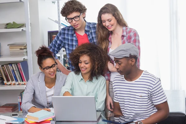 Estudiantes de moda trabajando en equipo — Foto de Stock