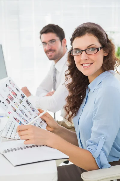 Collaboratori aziendali sorridenti con occhiali — Foto Stock