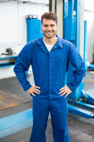 Usmívající se mechanik při pohledu na fotoaparát — Stock fotografie