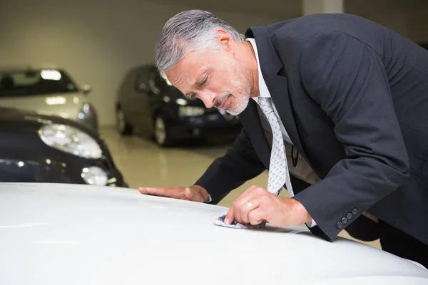 Limpiando una mancha con su corbata — Foto de Stock