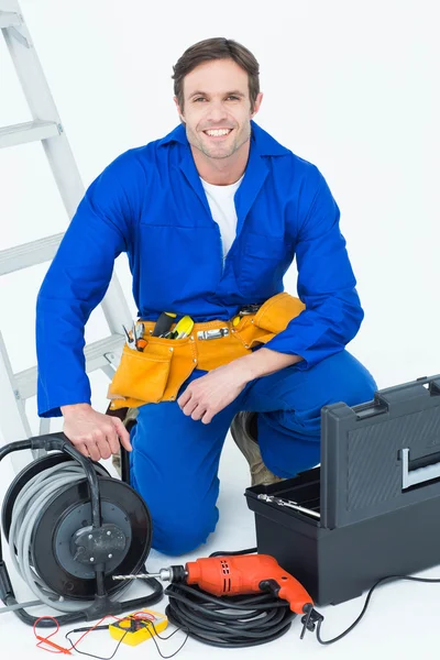 Eletricista confiante com ferramentas — Fotografia de Stock