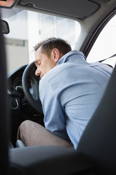 Hombre borracho caído en el volante — Foto de Stock