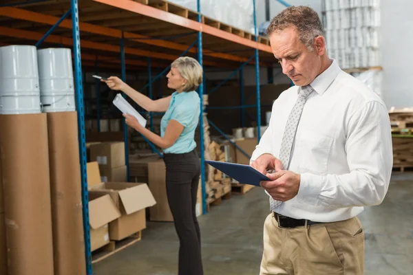 Warehouse manager using tablet pc — Stock Photo, Image
