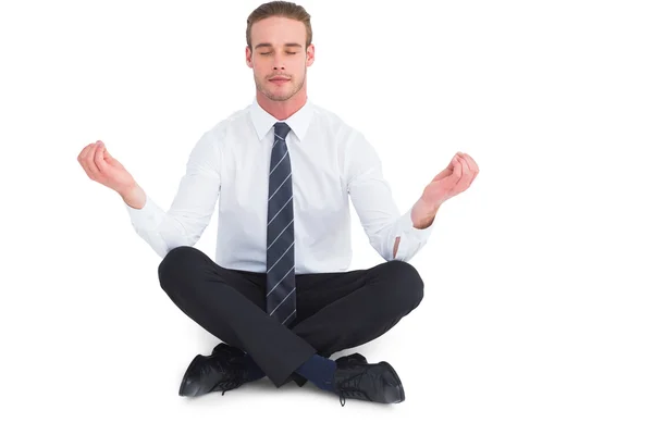 Uomo d'affari meditando in posa loto — Foto Stock