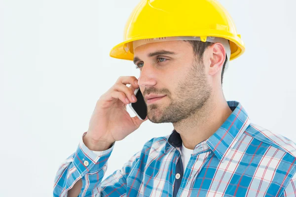 Trabajador de la construcción usando teléfono móvil —  Fotos de Stock