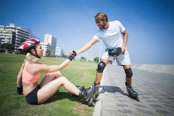 Fit couple getting ready to roller blade — Stock Photo, Image