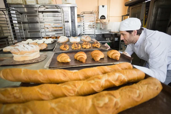 Controle van vers gebakken brood Baker — Stockfoto