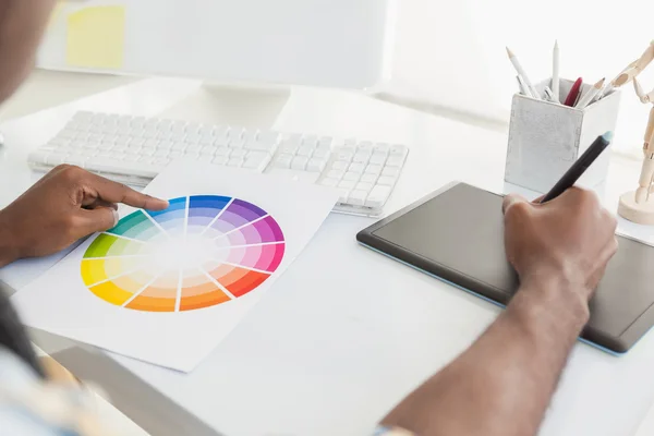 Empresario que utiliza muestra de color y digitalizador — Foto de Stock