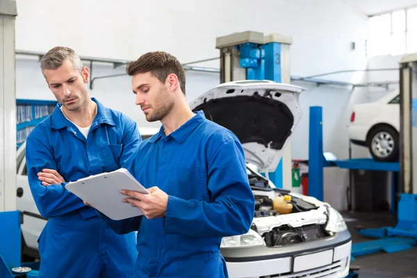 Team of mechanics talking together — Stock Photo, Image