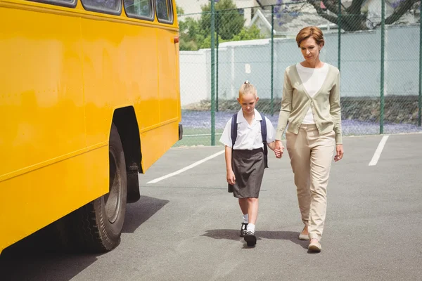 Annesi kızının okul otobüsü için yürüyüş — Stok fotoğraf