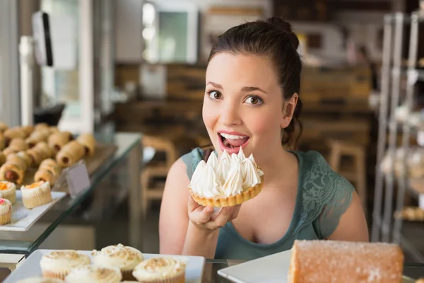 Pretty brunette about to eat a tart — Stock Photo, Image