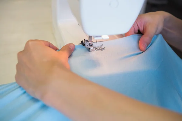 Close up of student using sewing machine — Stock Photo, Image