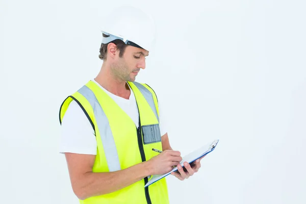 Trabajador escribiendo notas en el portapapeles — Foto de Stock