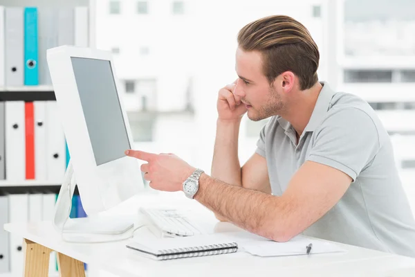 Un hombre de negocios sonriente al teléfono — Foto de Stock