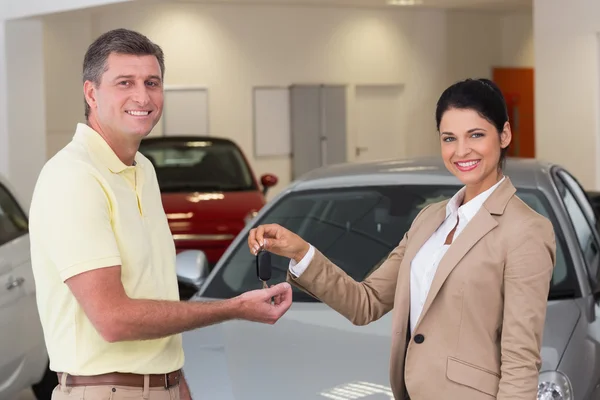 Podnikatelka dát klíče od auta k zákazníkovi — Stock fotografie