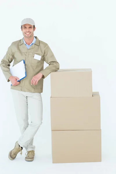 Levering man die door stack van vakken — Stockfoto