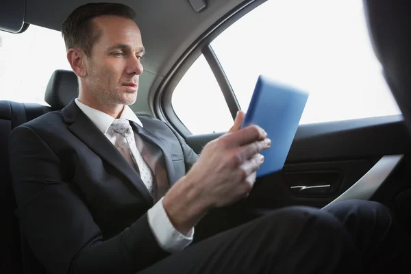 Hombre de negocios guapo utilizando su PC tableta — Foto de Stock