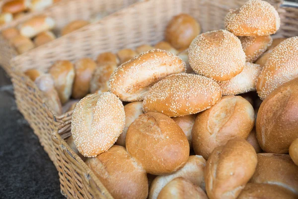 Basket with fresh bread — Stock Photo, Image