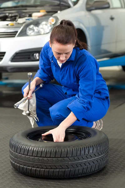 Mechaniker arbeitet an einem Reifenrad — Stockfoto