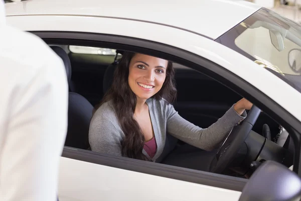 Vrouwelijke bestuurder bij wiel zitten in auto — Stockfoto