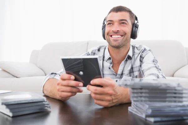 Man listening to cds — Stock Photo, Image