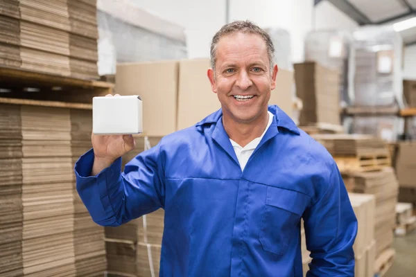 Trabajador de almacén sosteniendo caja pequeña — Foto de Stock