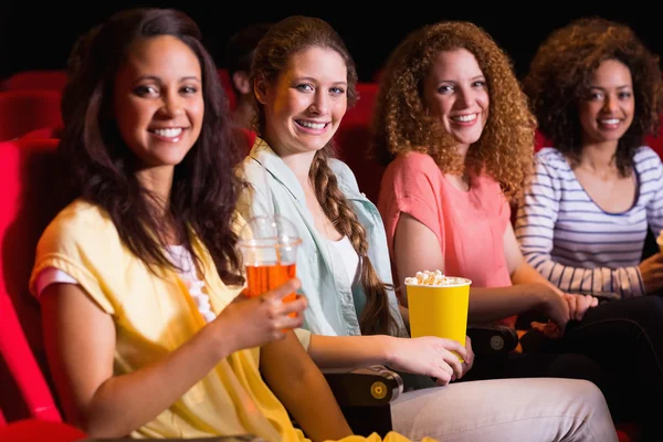 Jovens amigos assistindo um filme — Fotografia de Stock