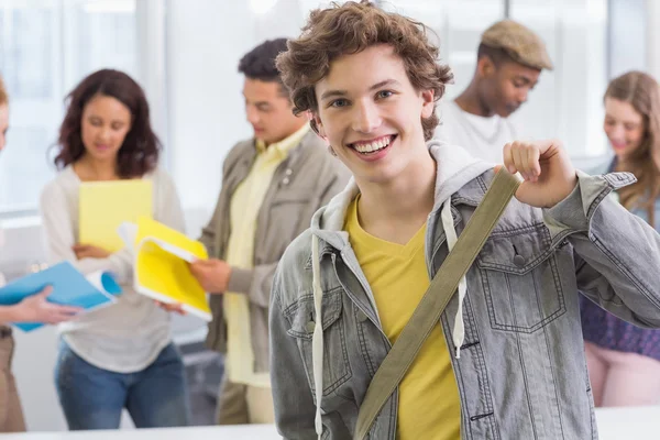 Mode student glimlachen op camera — Stockfoto