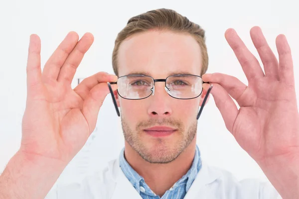 Óptico con gafas de abrigo — Foto de Stock