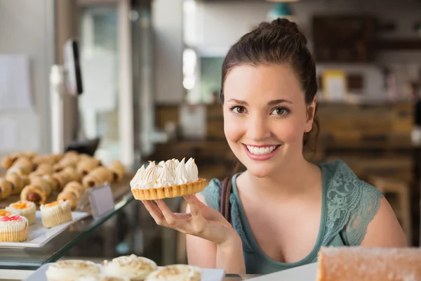 Brunette holding lemon meringue pie — Stock Photo, Image