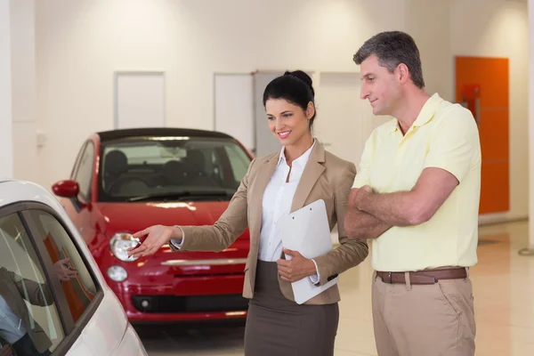 Affärskvinna och hennes klient titta på bil — Stockfoto