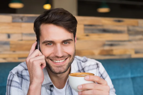 Man har kopp kaffe — Stockfoto