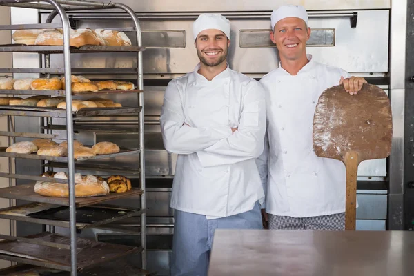 Bakkers glimlachen op camera — Stockfoto