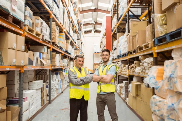 Warehouse team står med armarna korsade — Stockfoto