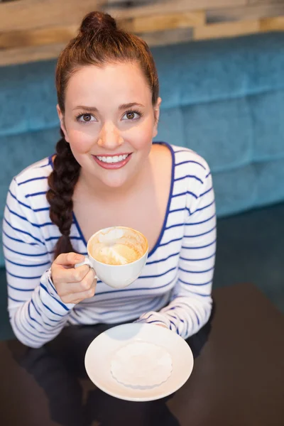 Młoda kobieta o cappuccino — Zdjęcie stockowe