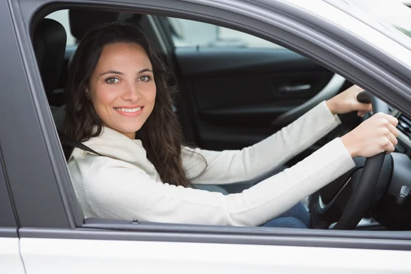 Красива жінка посміхається і водить машину — стокове фото