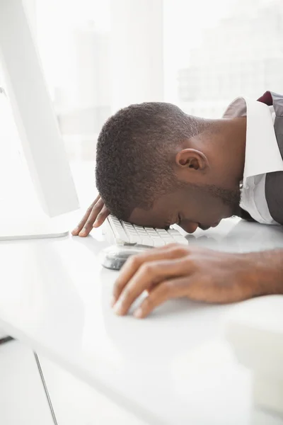 Erschöpfter Geschäftsmann schläft auf der Tastatur — Stockfoto