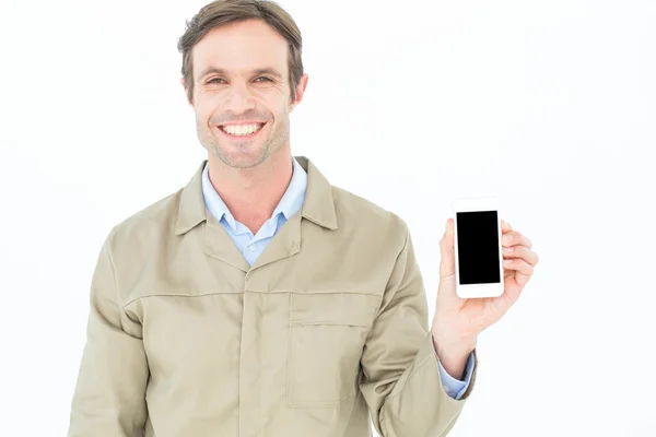 Dodací muž zobrazeno chytrý telefon — Stock fotografie